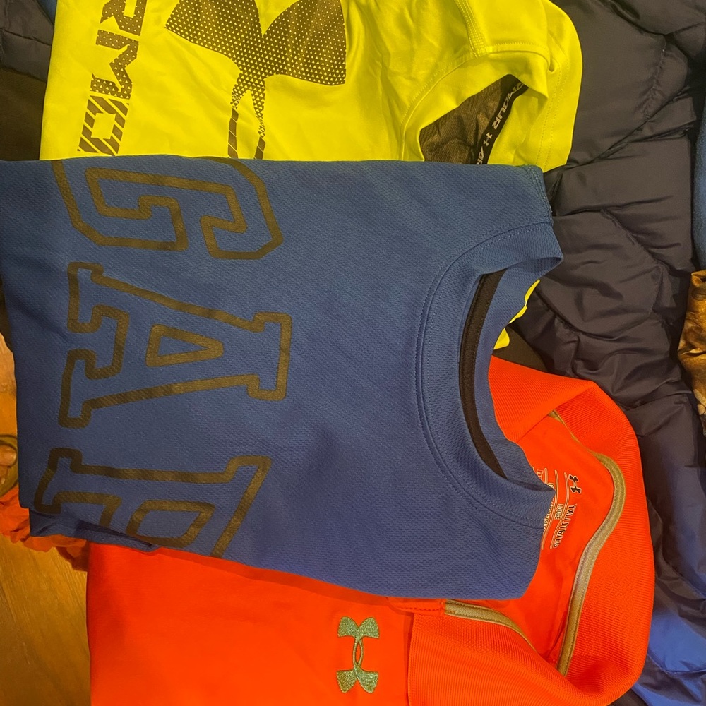 2 Under Armor 1 Gap Short Sleeve Shirts